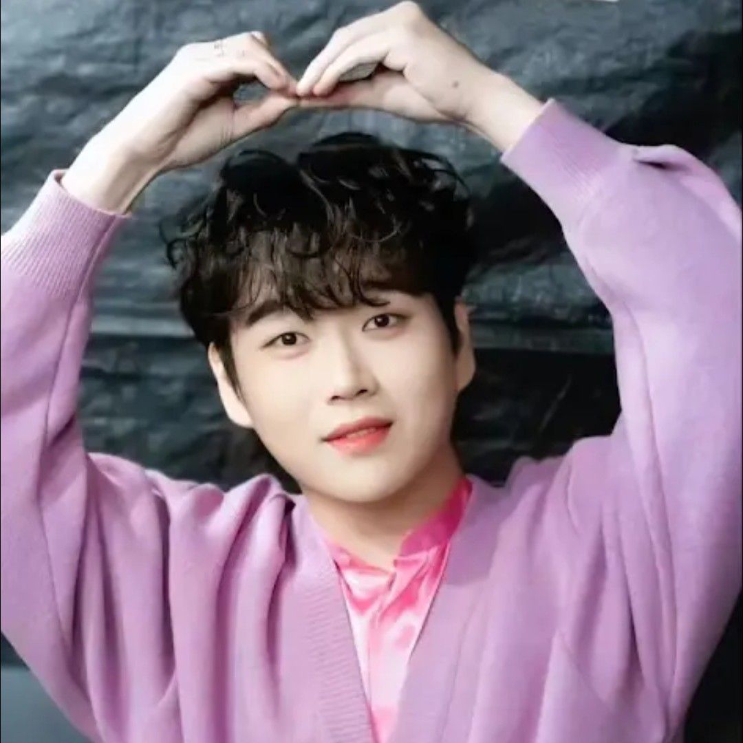 A moment captured by a fan of Hwang Youngwoong