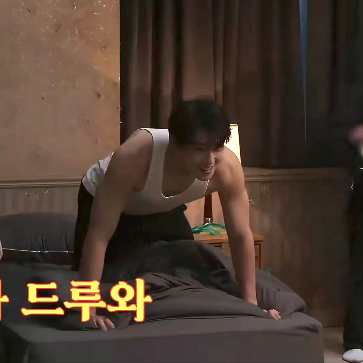 Behind-the-scenes cut of Cha Eunwoo