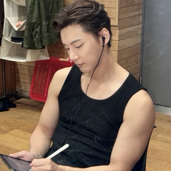 Behind-the-scenes cut of Yoon Shiyoon