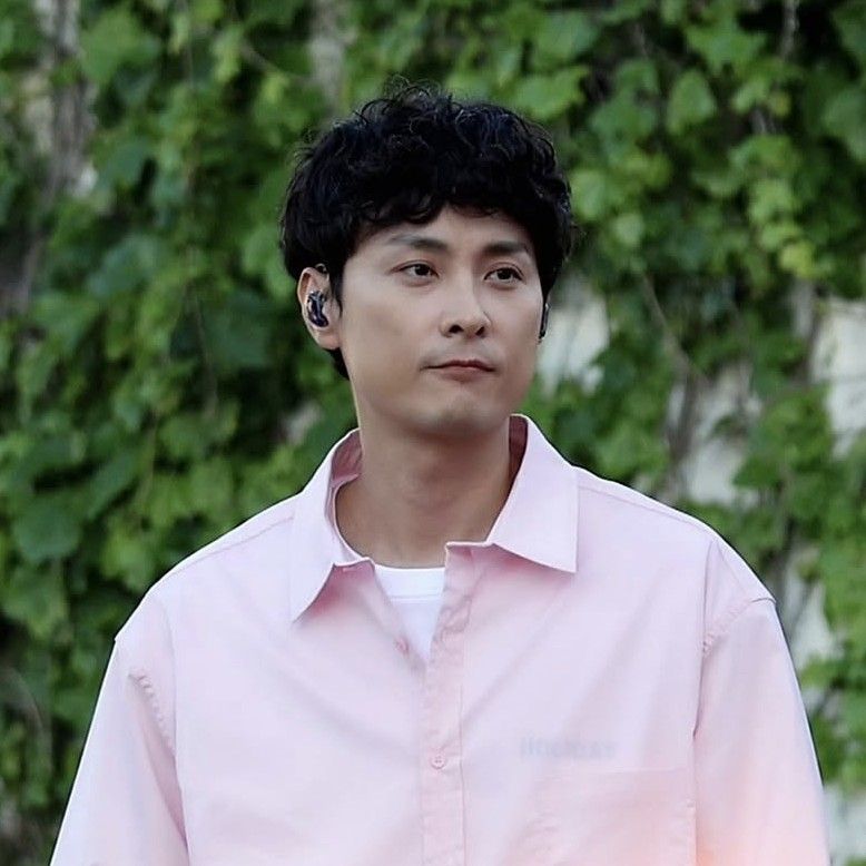 Recent activity shot of Min Kyunghoon