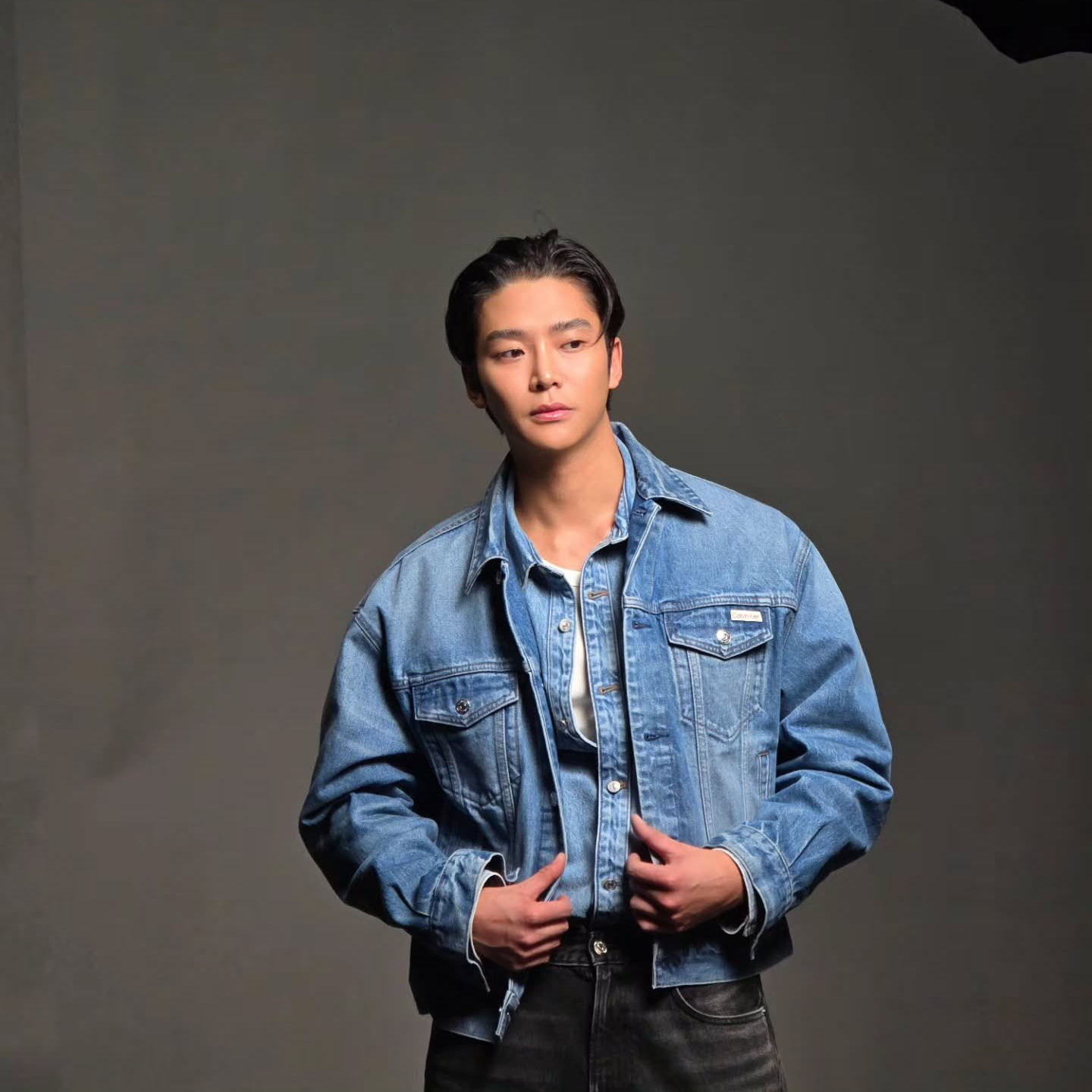 로운의 비하인드 컷