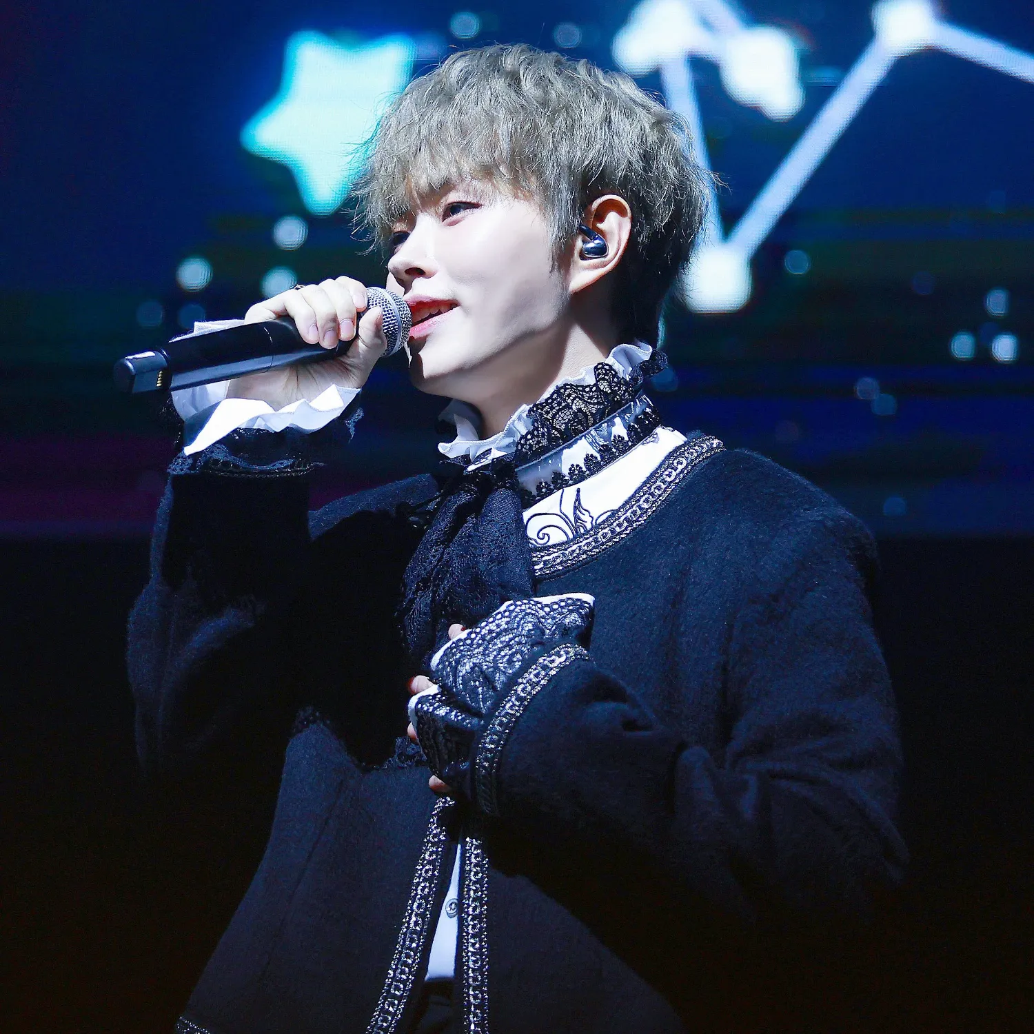 A moment captured by a fan of Lee Byeongchan
