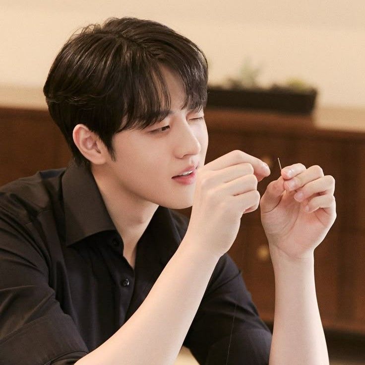 Behind-the-scenes cut of Kim Hyunjin