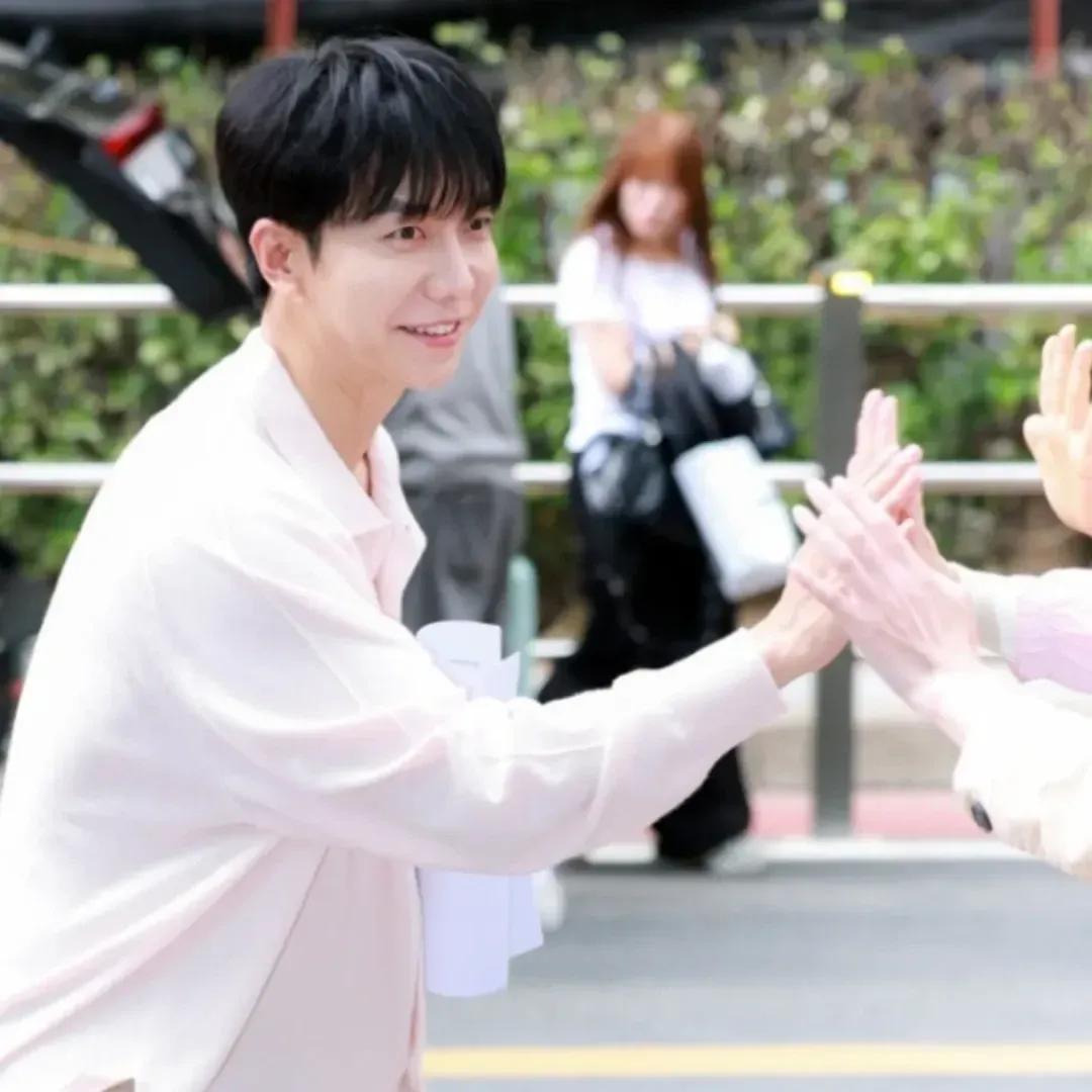 Behind-the-scenes cut of Lee Seunggi
