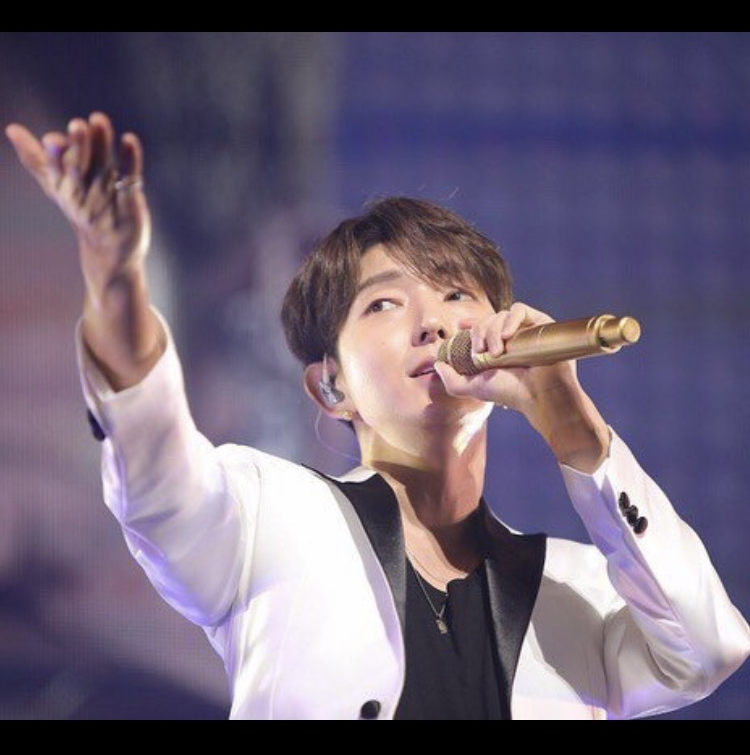 A moment captured by a fan of Lee Joongi