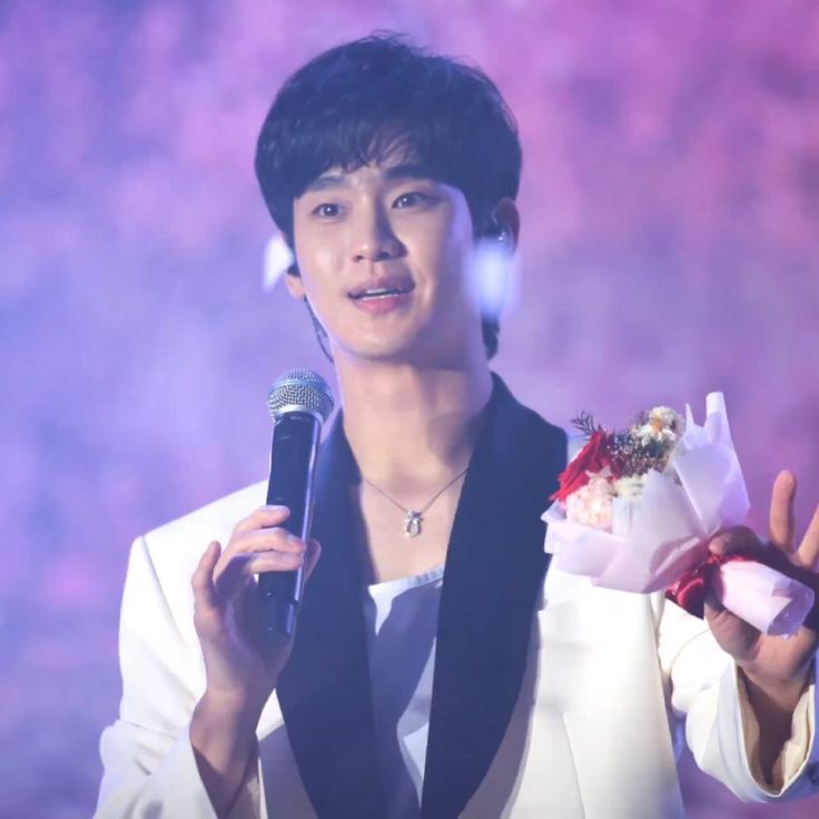 金秀贤的最新照片