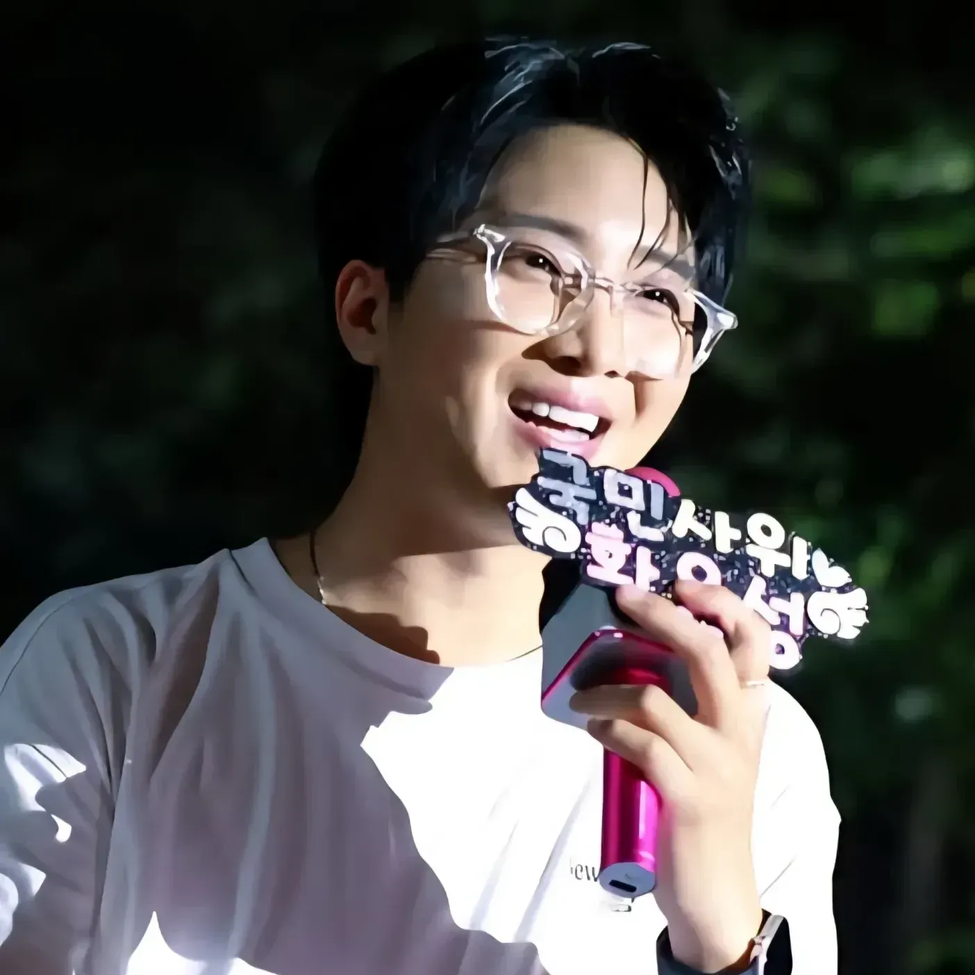 A moment captured by a fan of Hwang Yunsung