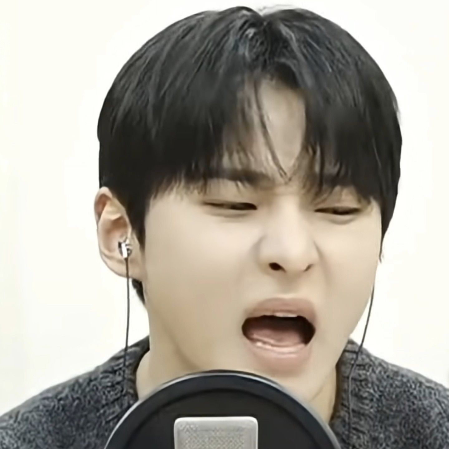 Behind-the-scenes cut of Seong Ri