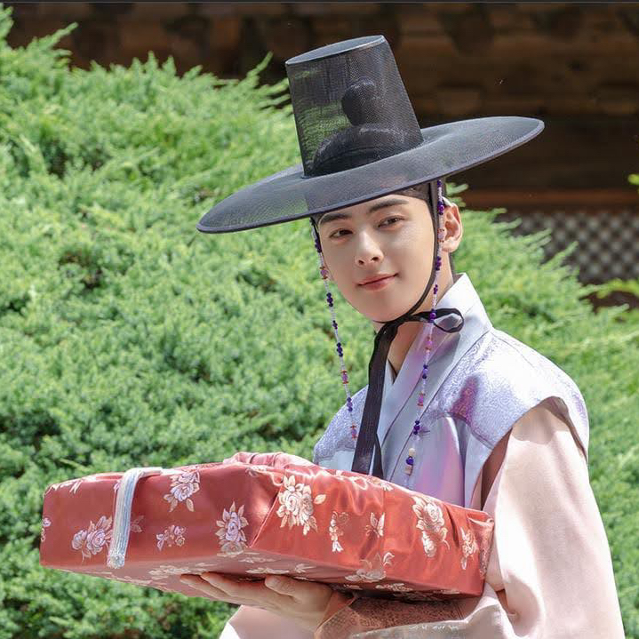 A moment captured by a fan of Cha Eunwoo