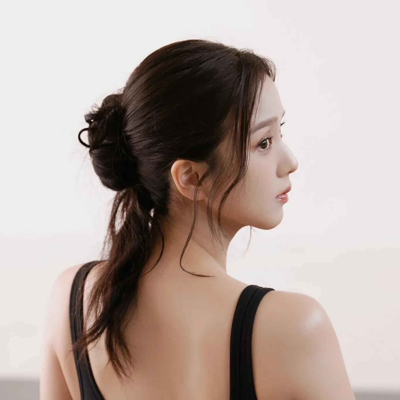 Behind-the-scenes cut of Jisoo (1995)