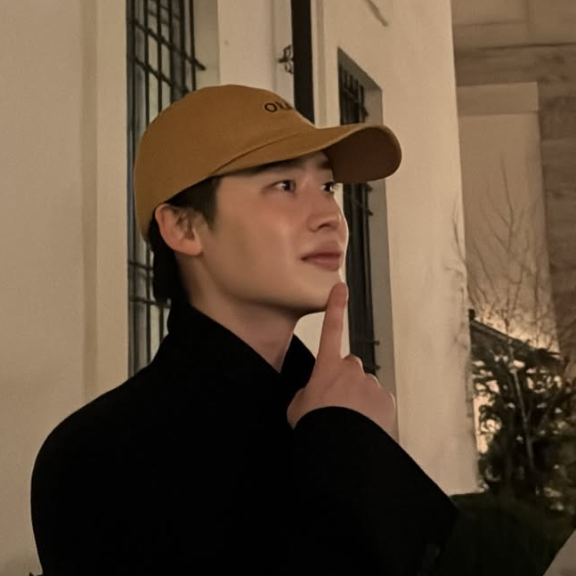 A moment captured by a fan of Lee Jongsuk