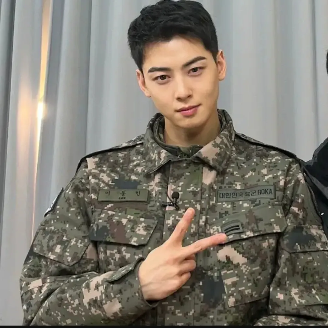 Behind-the-scenes cut of Cha Eunwoo