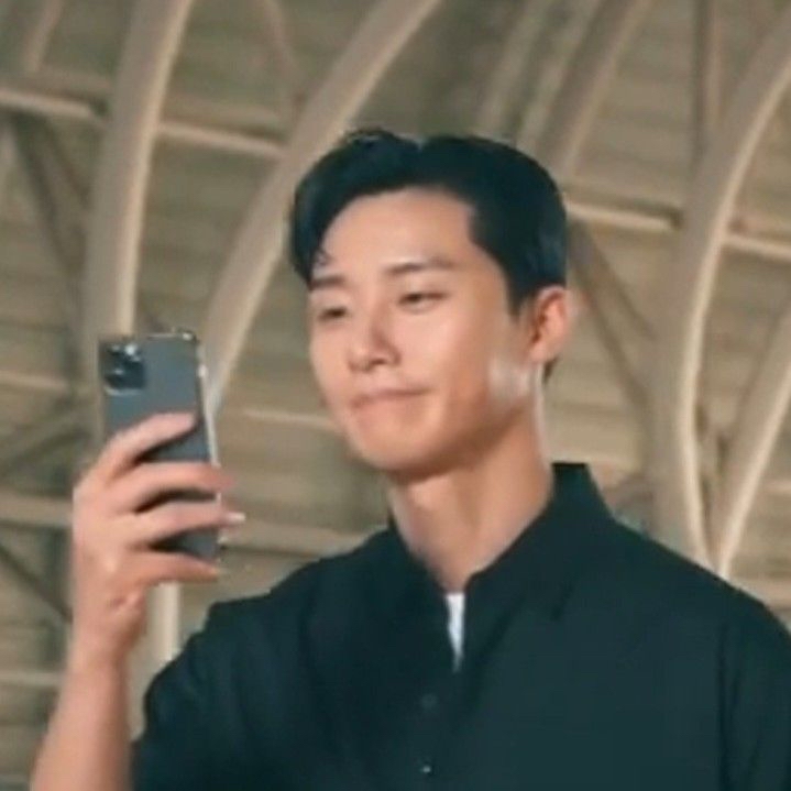 A moment captured by a fan of Park Seojoon