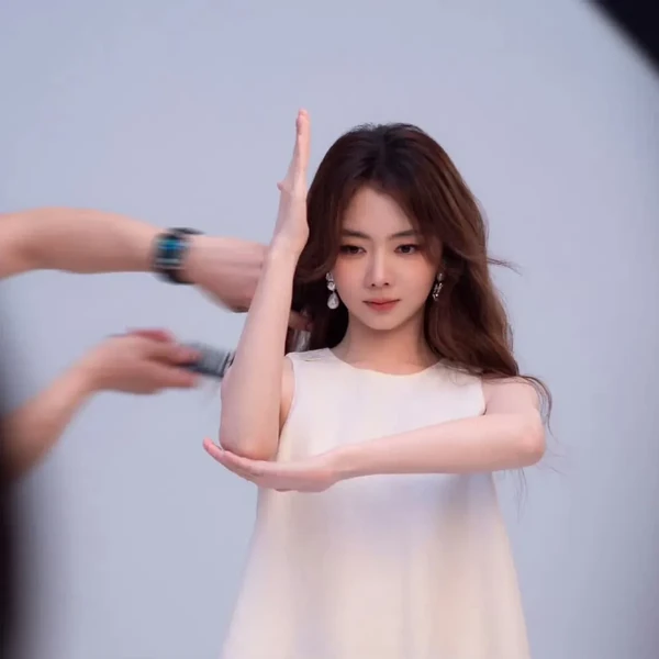 Today’s standout profile photo of Tan Song Yun on Choeaedol Celeb
