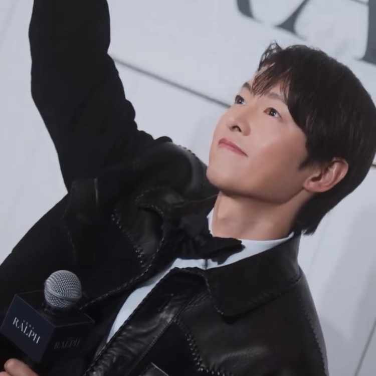 A moment captured by a fan of Song Joongki