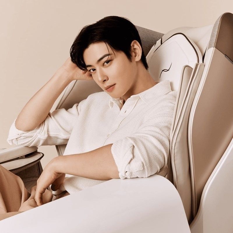 A moment captured by a fan of Cha Eunwoo