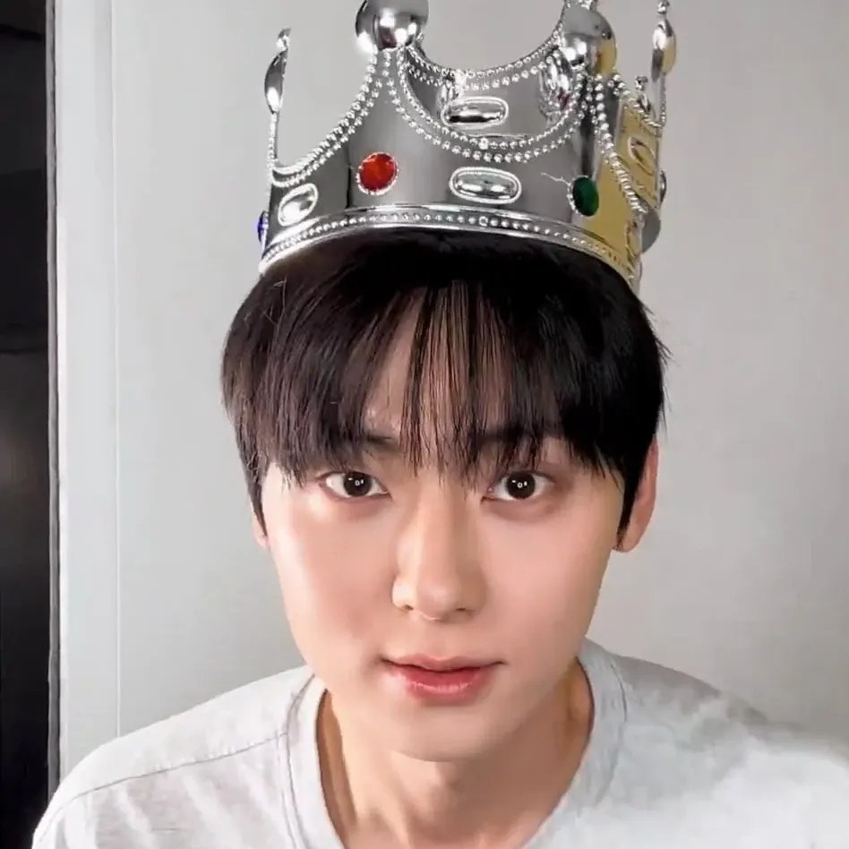 Behind-the-scenes cut of Hwang Minhyun