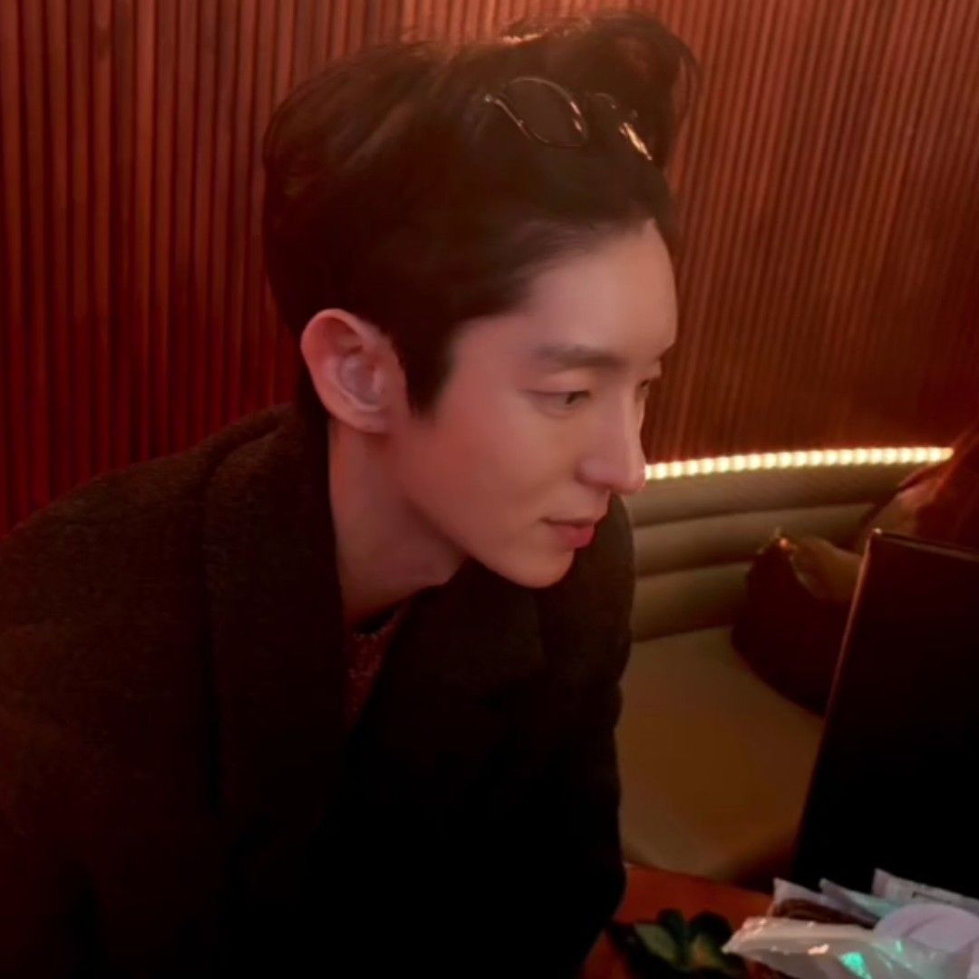 A moment captured by a fan of Lee Joongi