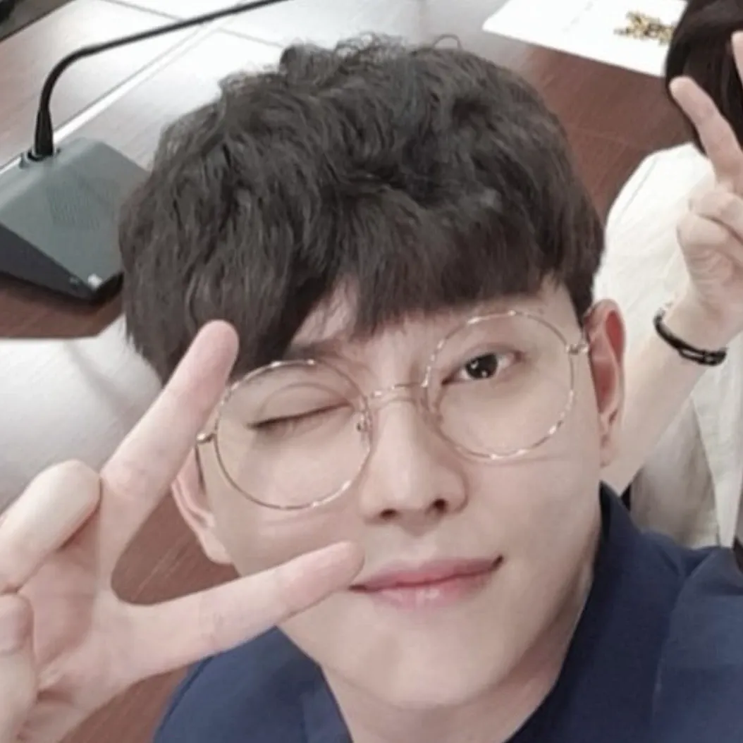 A moment captured by a fan of Yoon Kyunsang