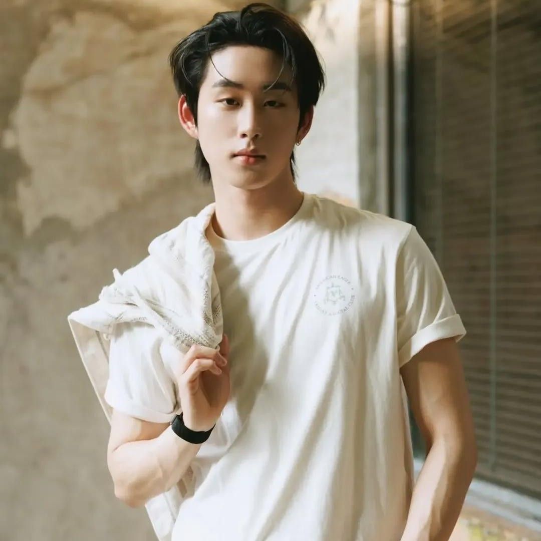 Behind-the-scenes cut of Est Supha Sangaworawong