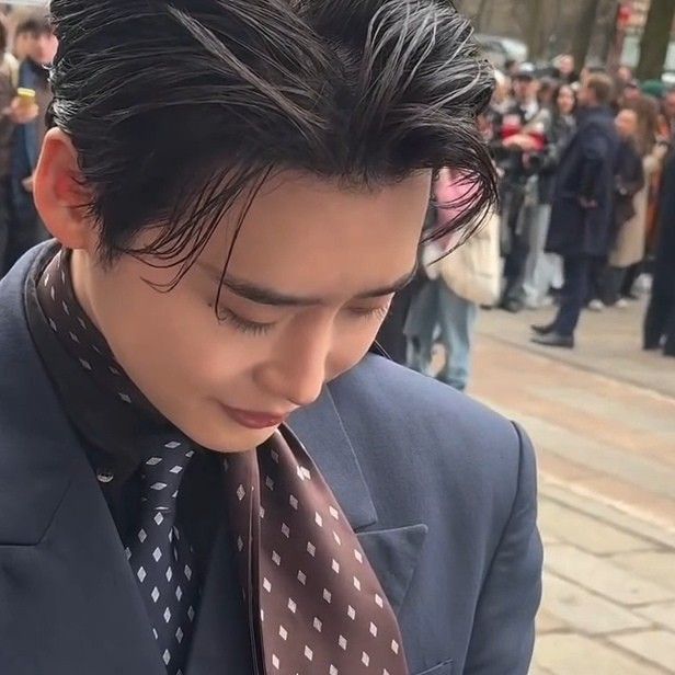 Behind-the-scenes cut of Lee Jongsuk