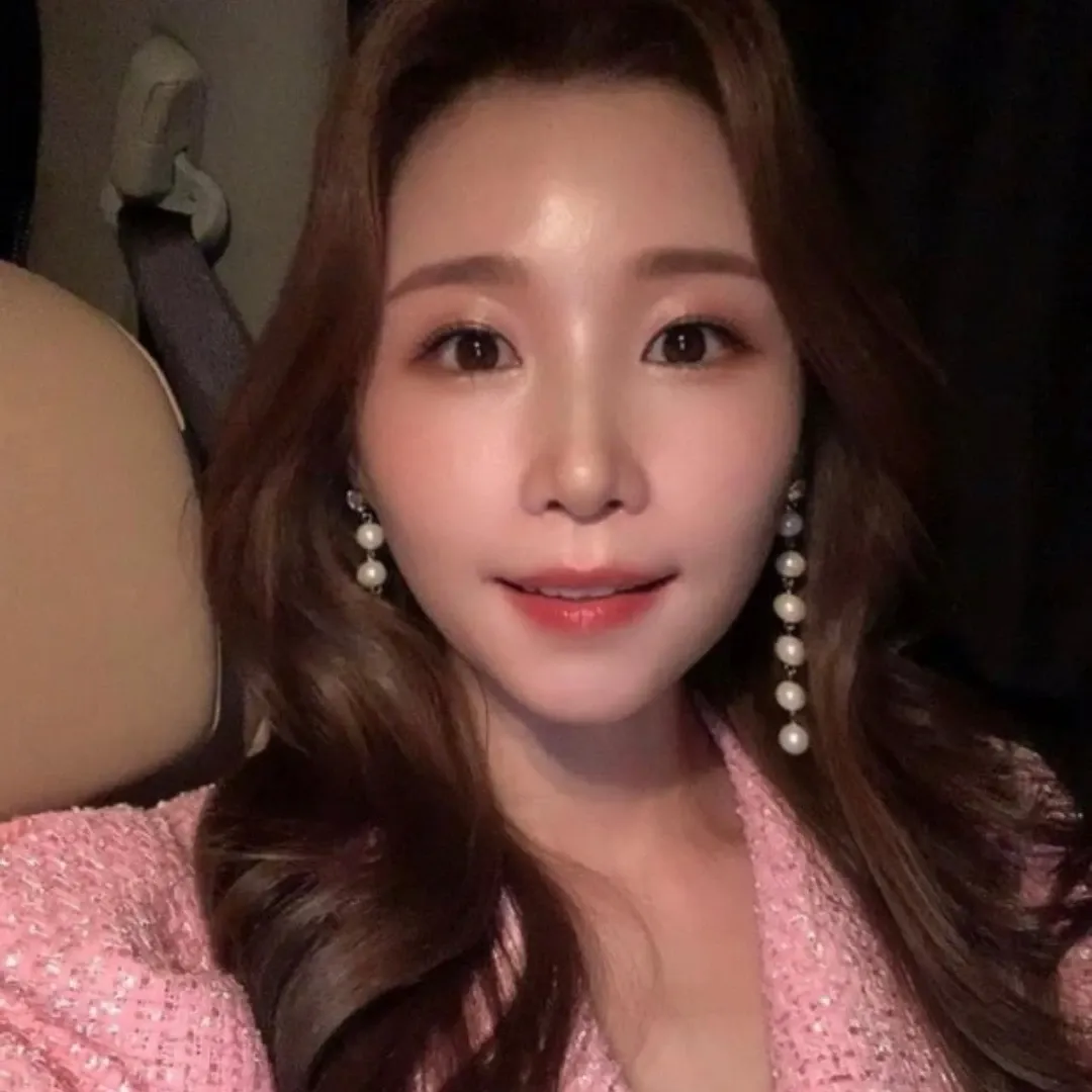 Behind-the-scenes cut of Lee Sona