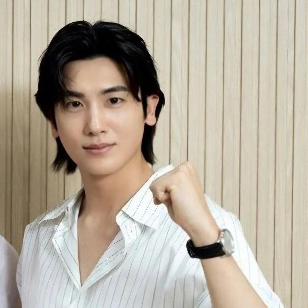 A moment captured by a fan of Park Hyungsik
