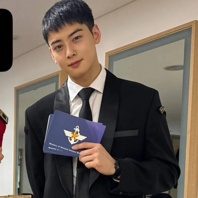 Behind-the-scenes cut of Cha Eunwoo