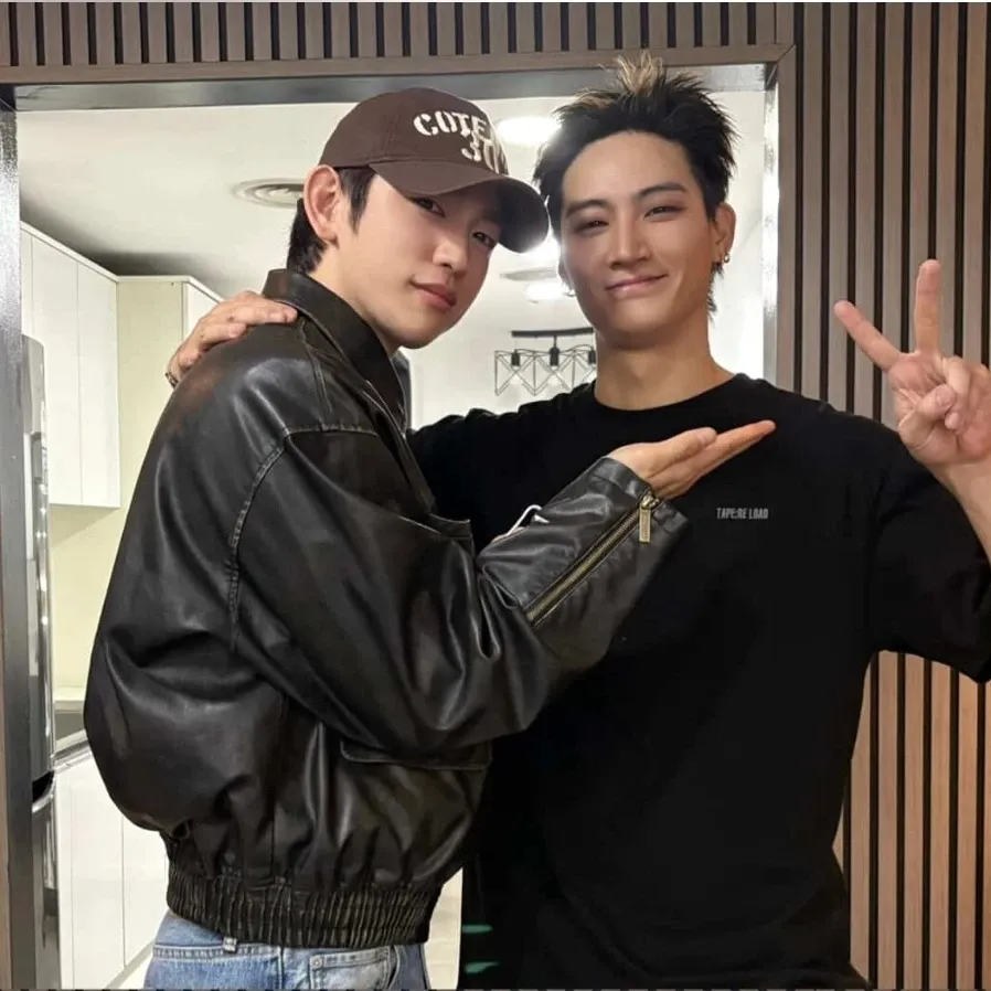 A moment captured by a fan of Park Jinyoung