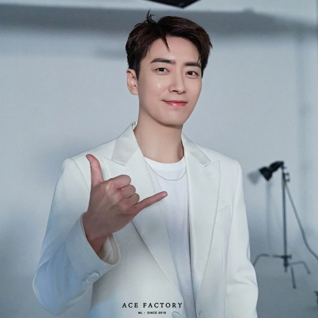 Behind-the-scenes cut of Lee Joonhyuk