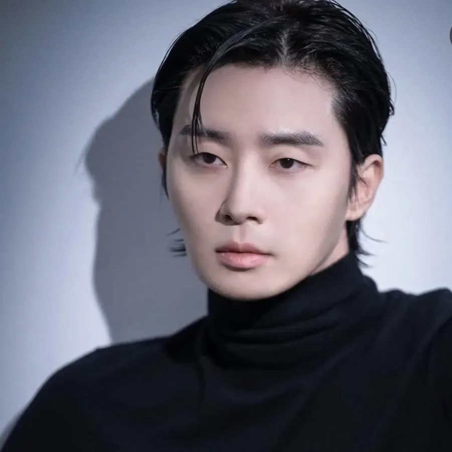 Recent activity shot of Park Seojoon