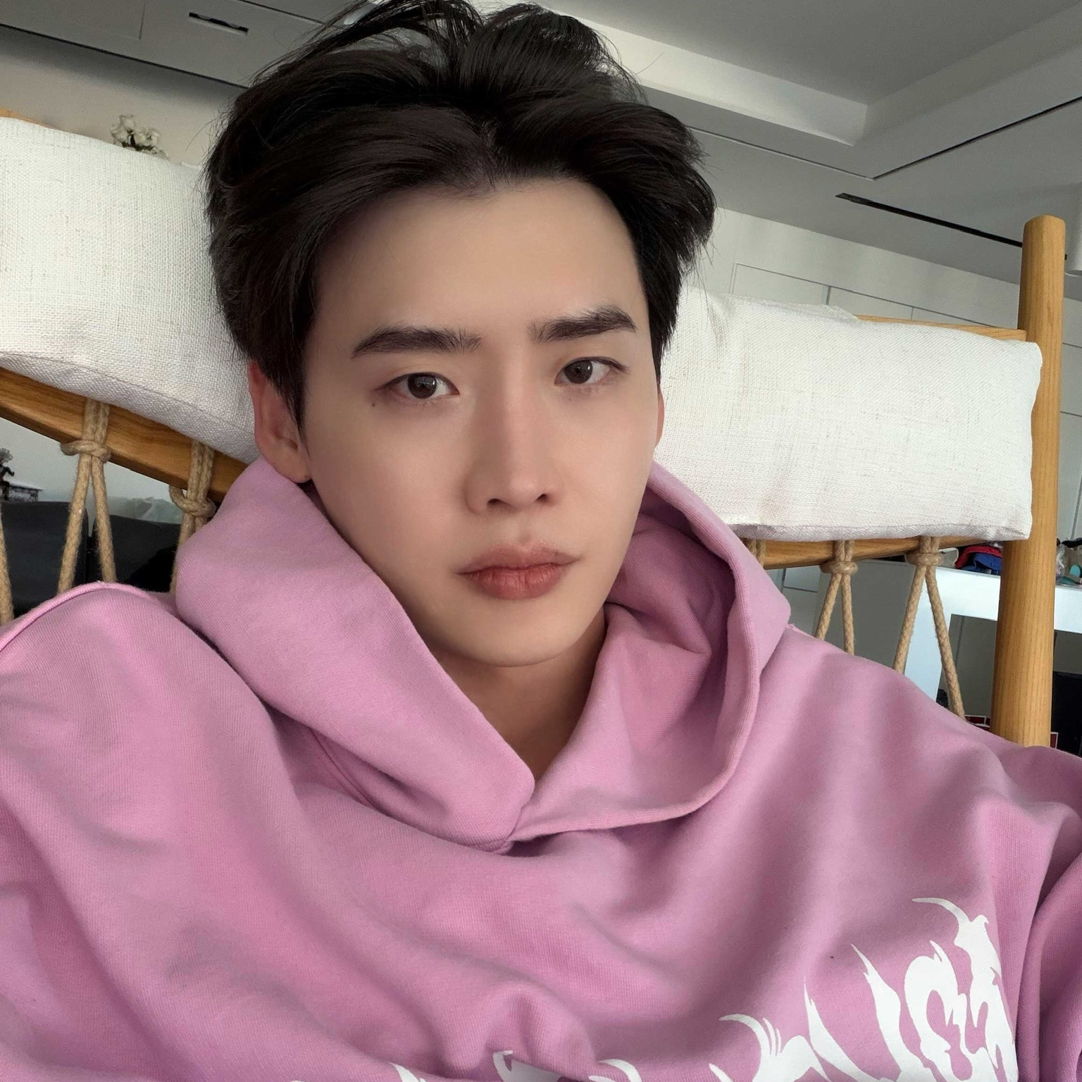 Behind-the-scenes cut of Lee Jongsuk