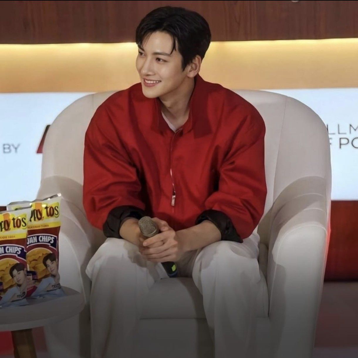 Behind-the-scenes cut of Ji Changwook