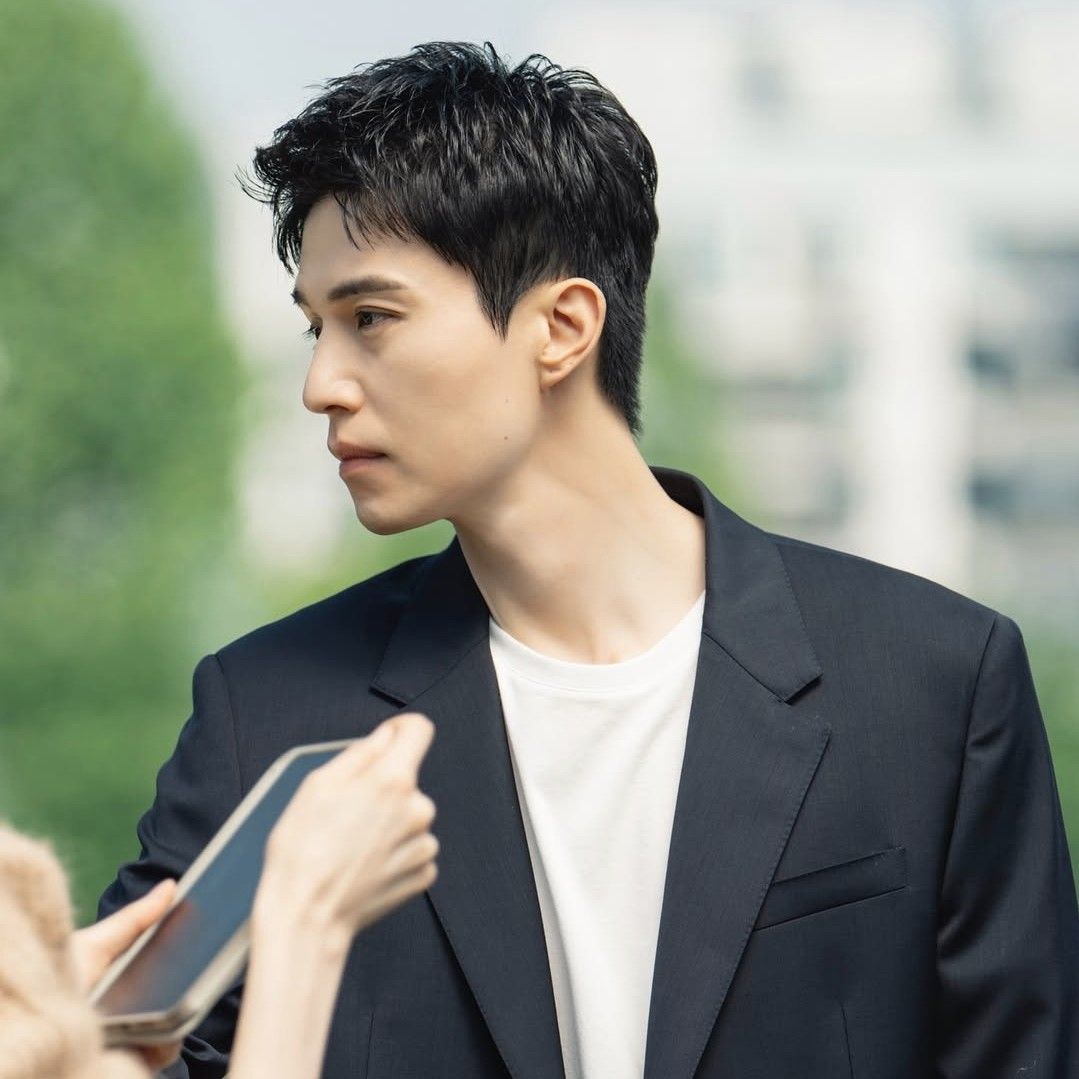 A moment captured by a fan of Lee Dongwook