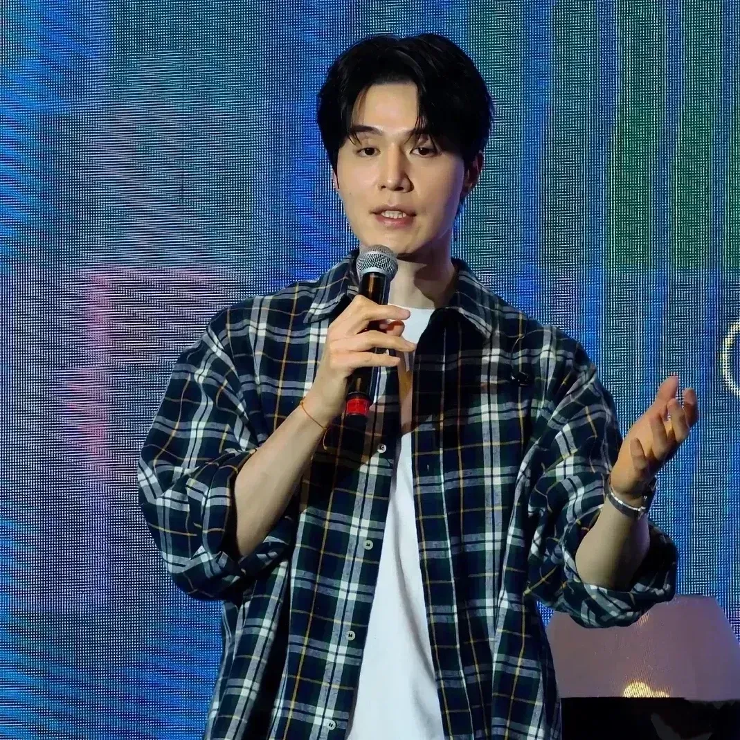 Recent activity shot of Lee Dongwook
