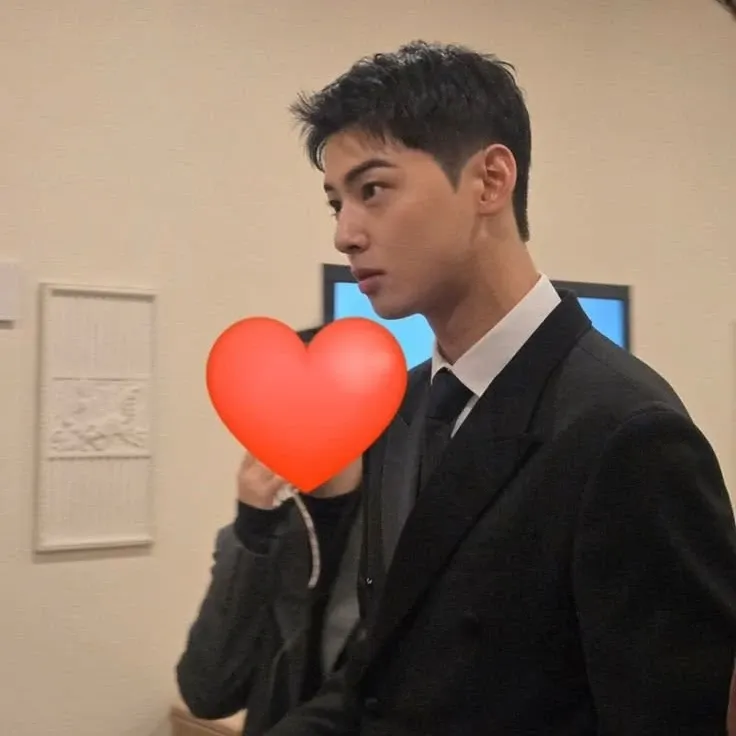 Behind-the-scenes cut of Cha Eunwoo