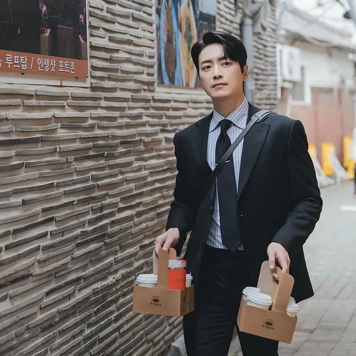 Behind-the-scenes cut of Lee Joonhyuk