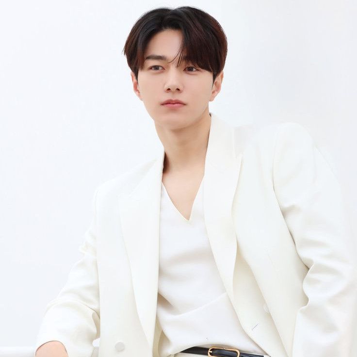 金明洙 (L)的近期活动照