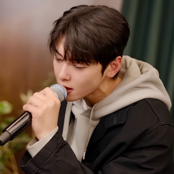 Recent activity shot of Cha Eunwoo