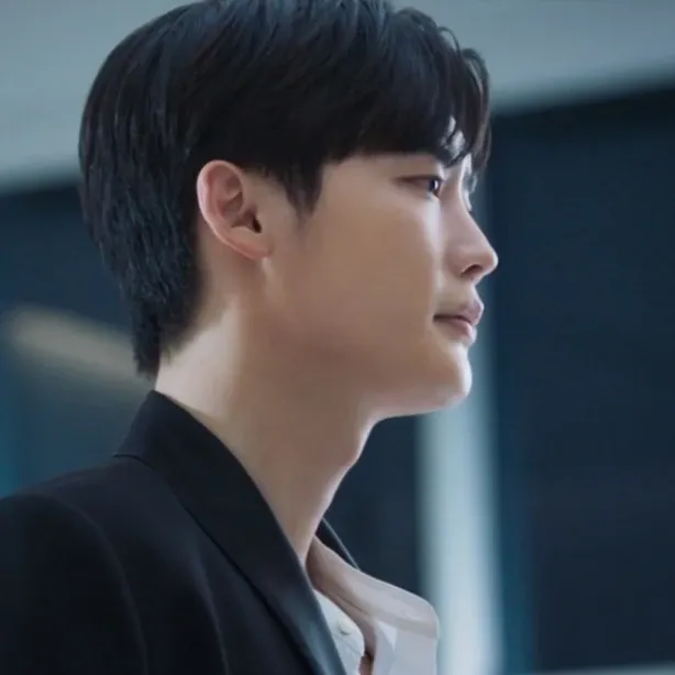Recent activity shot of Lee Jongsuk