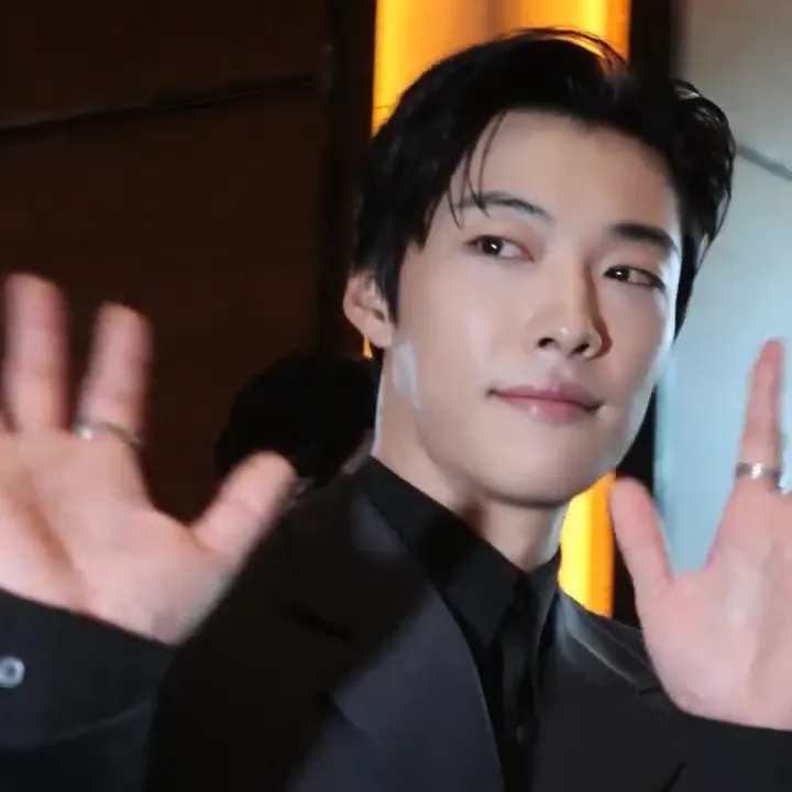 A moment captured by a fan of Woo Dohwan