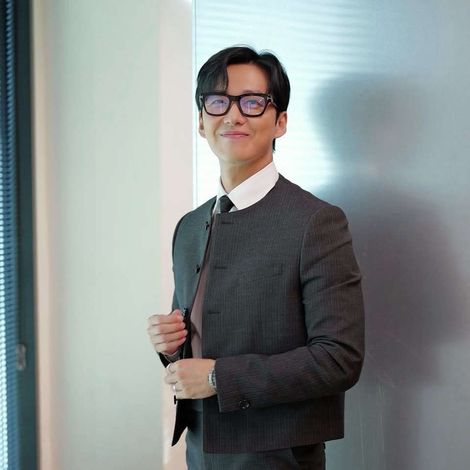 Behind-the-scenes cut of Namkoong Min