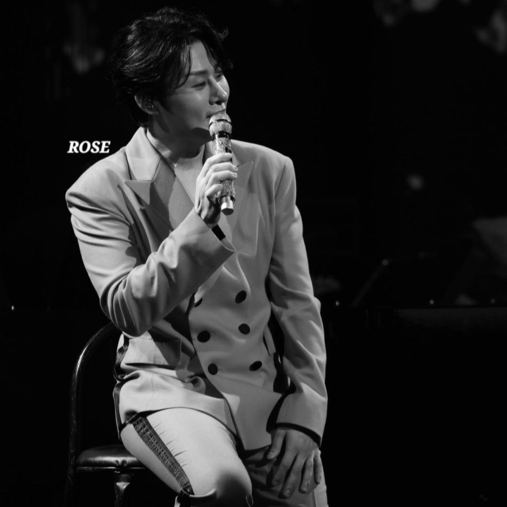 A moment captured by a fan of Kang Moonkyung