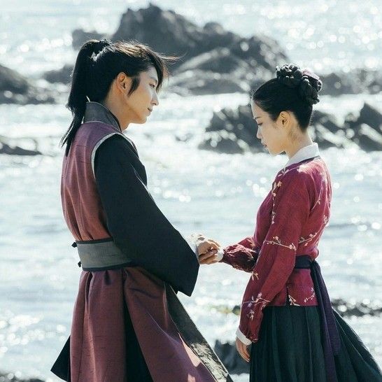 A moment captured by a fan of Board