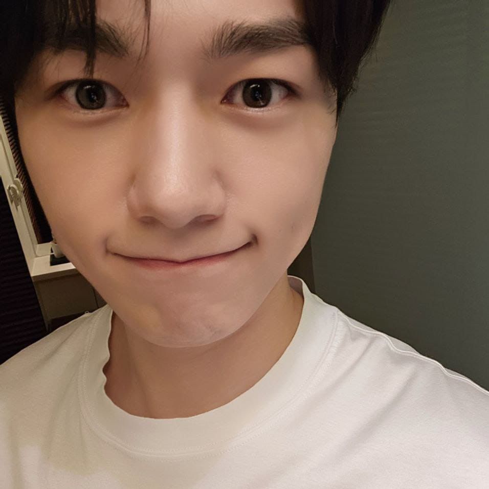 A moment captured by a fan of Kim Myungsoo (L)