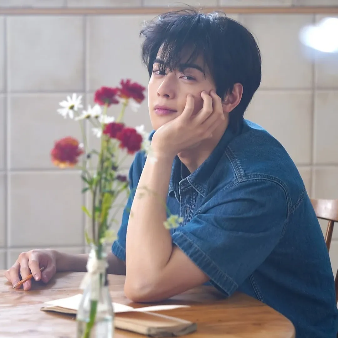 Behind-the-scenes cut of Cha Eunwoo