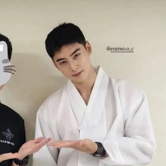 Behind-the-scenes cut of Cha Eunwoo