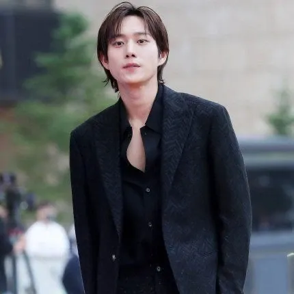 Behind-the-scenes cut of Kim Youngdae
