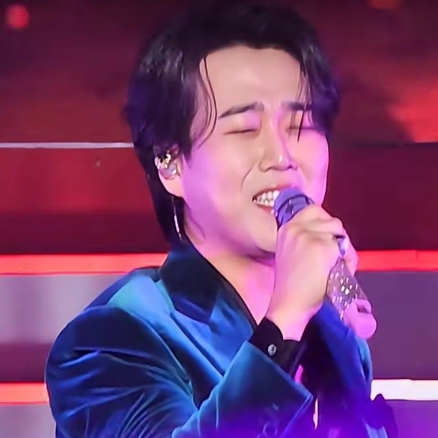 Momen yang diabadikan oleh penggemar Hwang Youngwoong