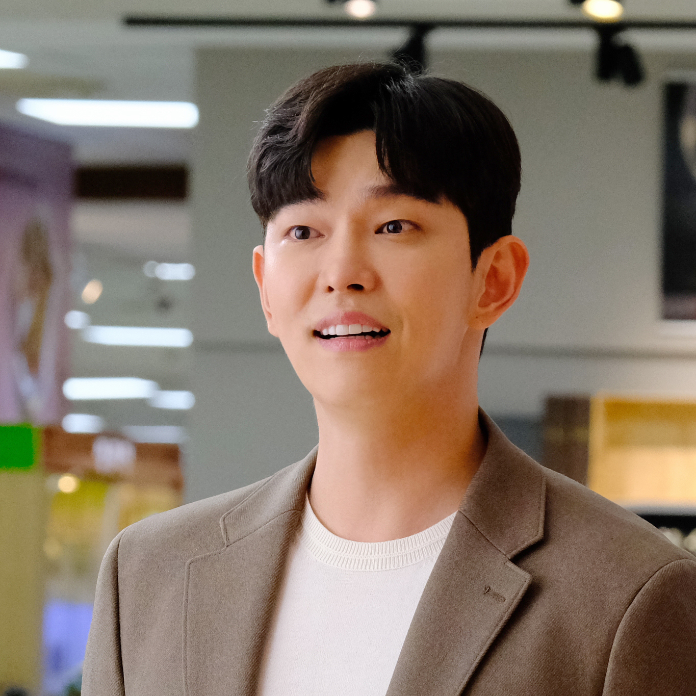 A moment captured by a fan of Yoon Kyunsang